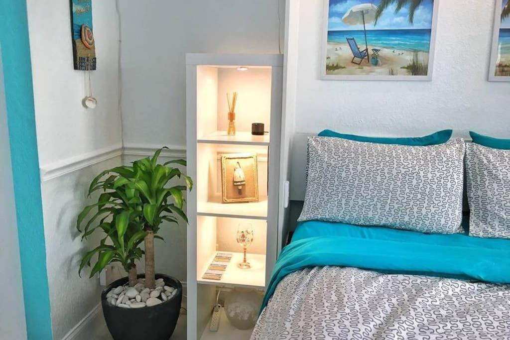 Beach Condo In Gated Complex, Heated Courtyard Pool, Ocean Only 1 Block Away! เซนต์พีทบีช ภายนอก รูปภาพ